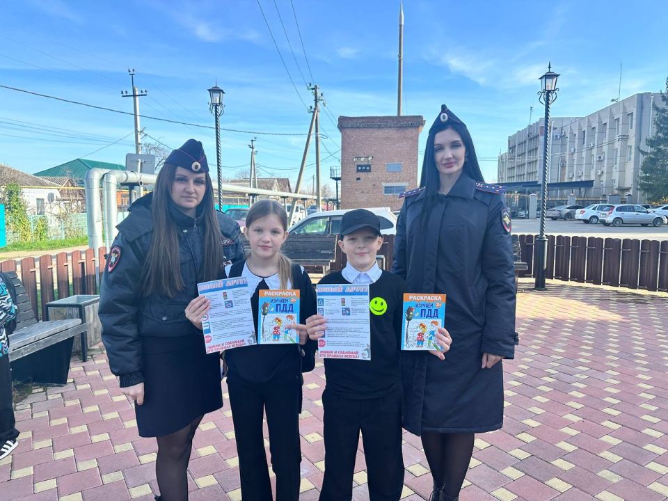 Сотрудники Госавтоинспекции совместно с юрисконсультом Отдела МВД России по Успенскому району провели акцию «Правила дорожные, детям знать положено!» во Всемирный день ребёнка