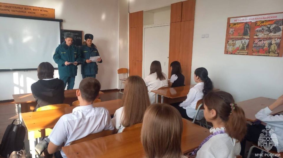 Путь в профессию: пожарные рассказали старшеклассникам о службе