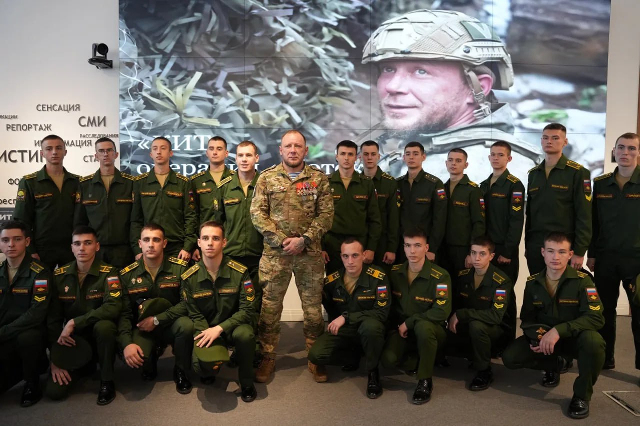 В Доме журналистики провели встречу с Героем России Олегом Суворовым