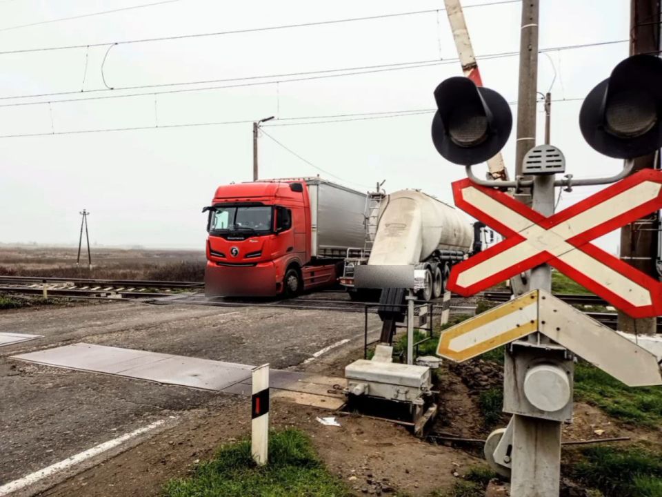 До 300 тысяч рублей административного штрафа грозит юридическому лицу за нарушение правил содержания железнодорожного переезда