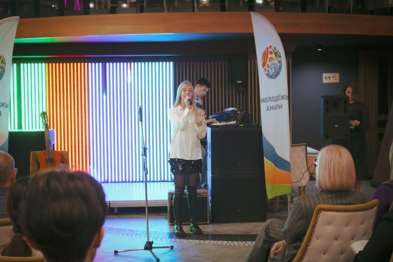 В Анапе провели молодежный поэтический вечер В Анапе провели молодежный поэтический вечер