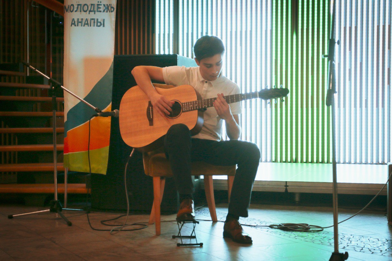 В Анапе провели молодежный поэтический вечер В Анапе провели молодежный поэтический вечер