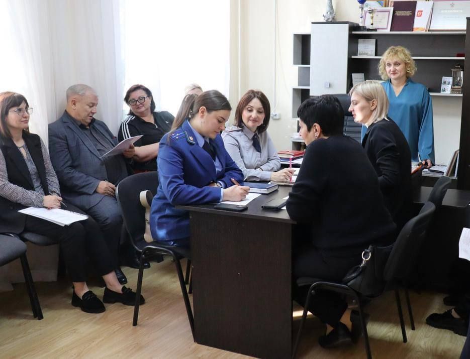 Прокуратурой Апшеронского района принято участие в заседании Комиссии по делам несовершеннолетних