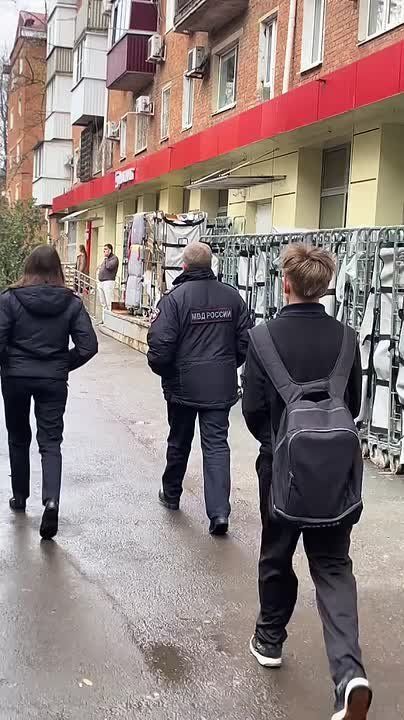 Плевал на власть В Краснодаре задержан 15-летний мальчуган с опилками в голове. Подросток пристроился за шагающим по улице полицейским в форме и плюнул ему в спину. Зачем он это сделал, не смог объяснить даже в отделении