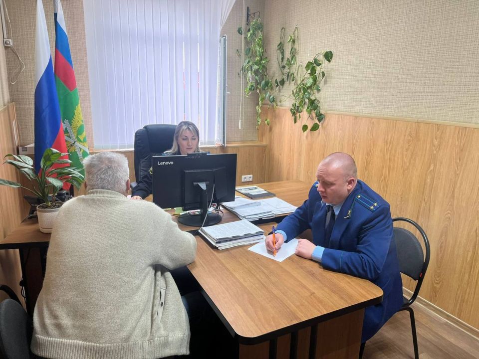 Руководством прокуратуры Новокубанского района с выходом в отдел службы судебных приставов проведен прием социально незащищенной категории граждан по вопросам исполнительного производства