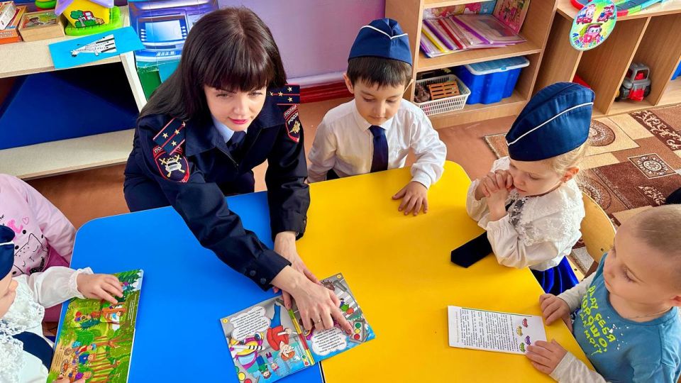 Сотрудники Госавтоинспекции по Лабинскому району провели для дошколят мастер-класс по изготовлению аппликации «Пешеходный переход»