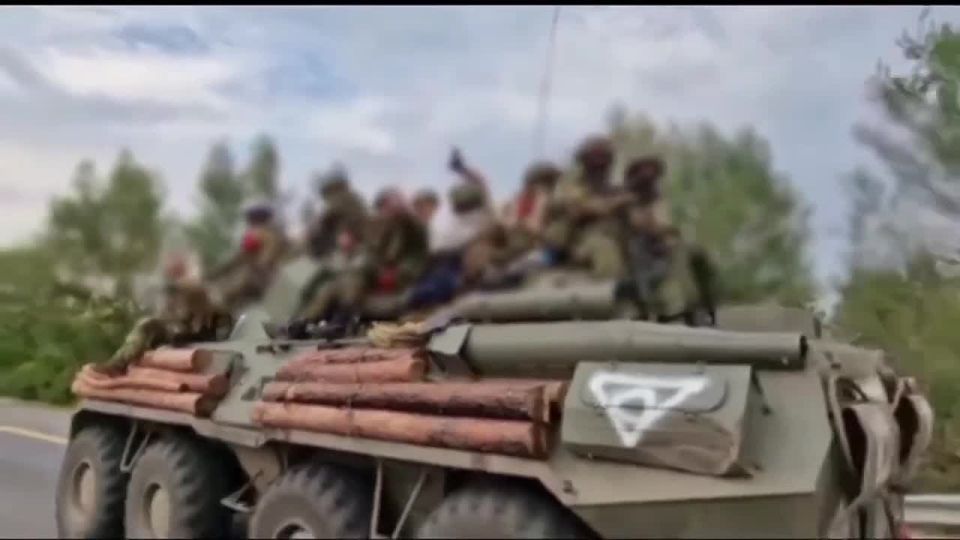 В образах Деда Мороза и Снегурочки отвозят гуманитарный груз в зону СВО волонтёры из Краснодара