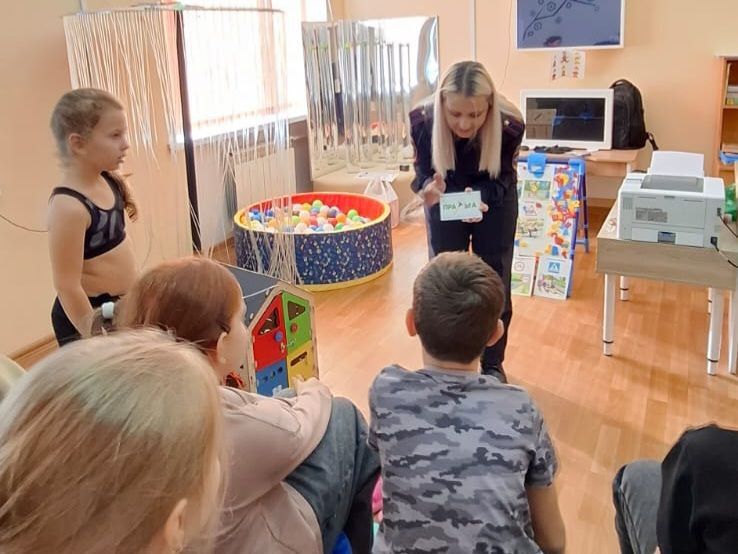 В рамках Всемирного дня ребенка сотрудники Госавтоинспекции г. Армавира провели в Отделении медицинской реабилитации для детей с соматическими заболеваниями профилактическую акцию "Вместе учим ПДД!"