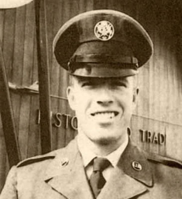 Чак Норрис - полицейский. Известный актёр и мастер боевых искусств, будучи подростком, мечтал о службе