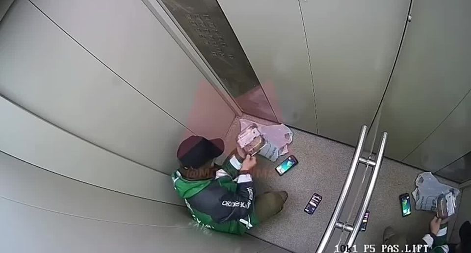 Ничего особенного — просто курьер поковырялся в носу и вытер руки о торт заказчика