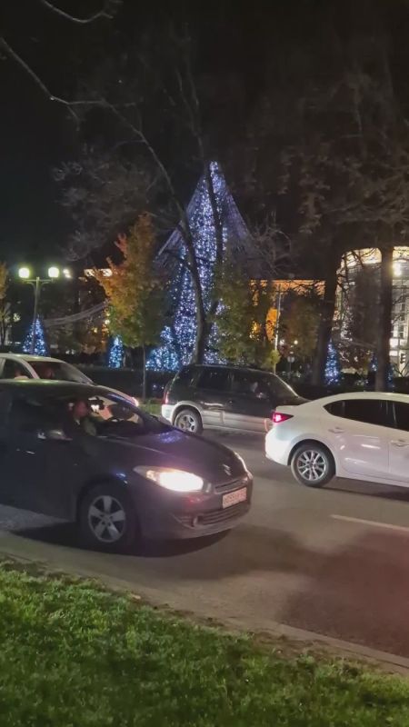 Теперь огни зажгли на главной ёлке на улице Красной