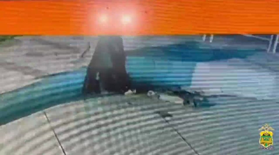 Разбойник-самокатчик. В Анапе мужчина подкатил на самокате к двум мирно общающимся людям, достал что-то, похожее на пистолет и