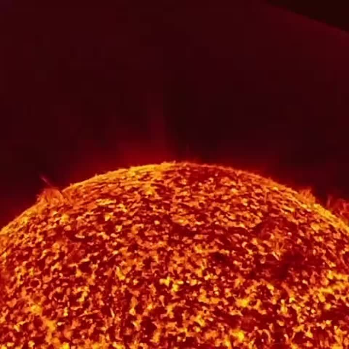 Солнце выбросило гигантский протуберанец