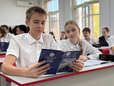 Сотрудники отделения ПБДД отдела Госавтоинспекции Управления МВД России по городу Краснодару в рамках Всемирного дня ребёнка провели профилактическую работу среди учеников 7-8 классов школ №75 и №76