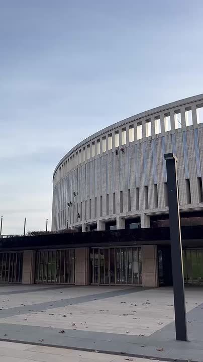 Праздник к нам приходит. На Озон Арене сегодня устанавливают снежинки