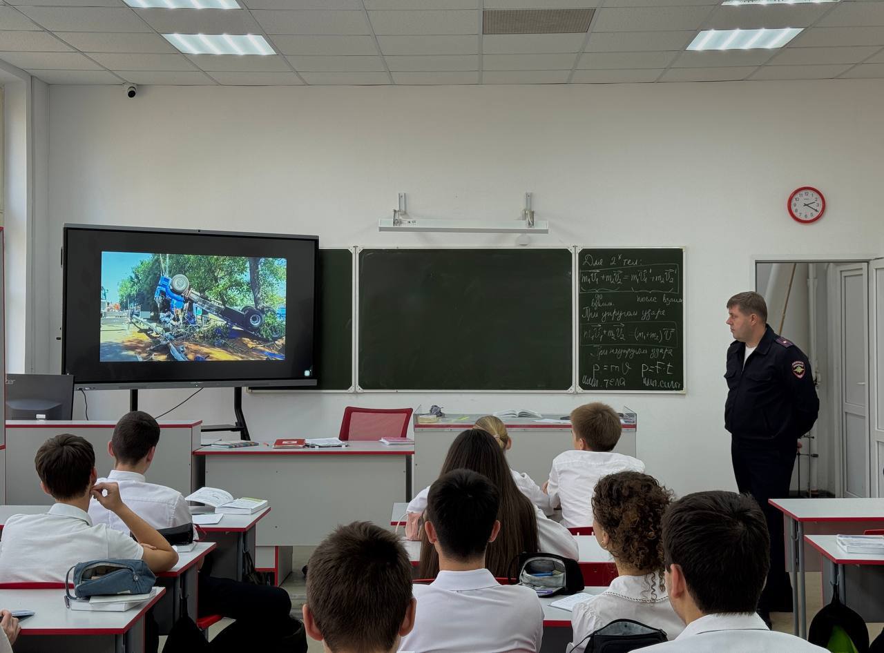 Сотрудники отделения ПБДД отдела Госавтоинспекции Управления МВД России по городу Краснодару в рамках Всемирного дня ребёнка провели профилактическую работу среди учеников 7-8 классов школ №75 и №76 Сотрудники отделения ПБДД отдела Госавтоинспекции Управления МВД России по городу Краснодару в рамках Всемирного дня ребёнка провели профилактическую работу среди учеников 7-8 классов школ №75 и №76