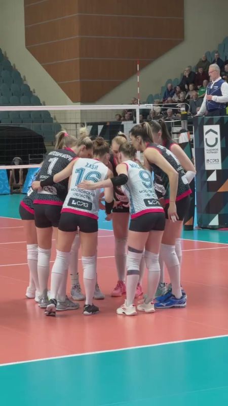 Звучит сигнал, и на площадку выходят волейбольные команды