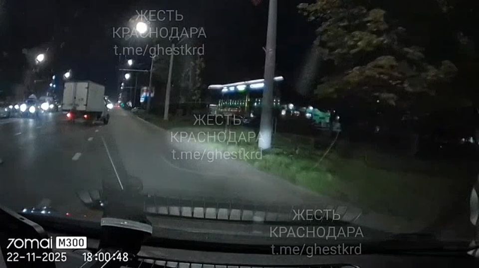 В Краснодаре самокатчик влетел в мотоциклиста и уехал