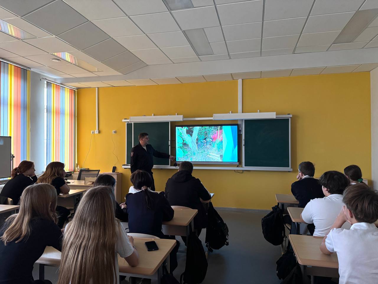 Сотрудники отделения ПБДД отдела Госавтоинспекции Управления МВД России по городу Краснодару в рамках Всемирного дня ребёнка провели профилактическую работу среди учеников 7-8 классов школ №75 и №76 Сотрудники отделения ПБДД отдела Госавтоинспекции Управления МВД России по городу Краснодару в рамках Всемирного дня ребёнка провели профилактическую работу среди учеников 7-8 классов школ №75 и №76