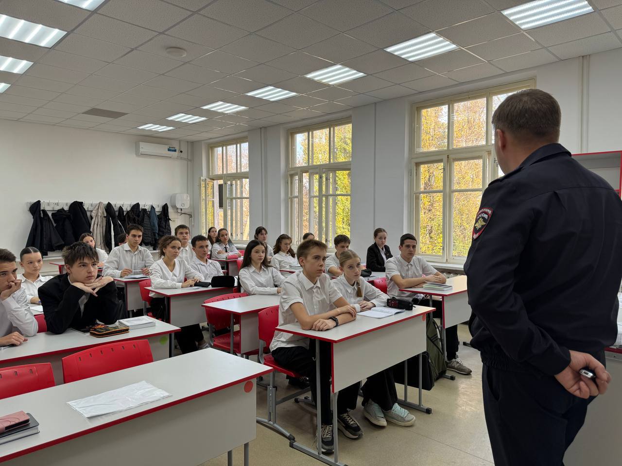 Сотрудники отделения ПБДД отдела Госавтоинспекции Управления МВД России по городу Краснодару в рамках Всемирного дня ребёнка провели профилактическую работу среди учеников 7-8 классов школ №75 и №76 Сотрудники отделения ПБДД отдела Госавтоинспекции Управления МВД России по городу Краснодару в рамках Всемирного дня ребёнка провели профилактическую работу среди учеников 7-8 классов школ №75 и №76