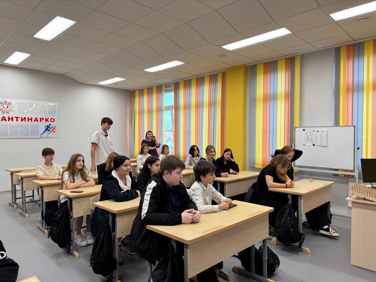 Сотрудники отделения ПБДД отдела Госавтоинспекции Управления МВД России по городу Краснодару в рамках Всемирного дня ребёнка провели профилактическую работу среди учеников 7-8 классов школ №75 и №76 Сотрудники отделения ПБДД отдела Госавтоинспекции Управления МВД России по городу Краснодару в рамках Всемирного дня ребёнка провели профилактическую работу среди учеников 7-8 классов школ №75 и №76