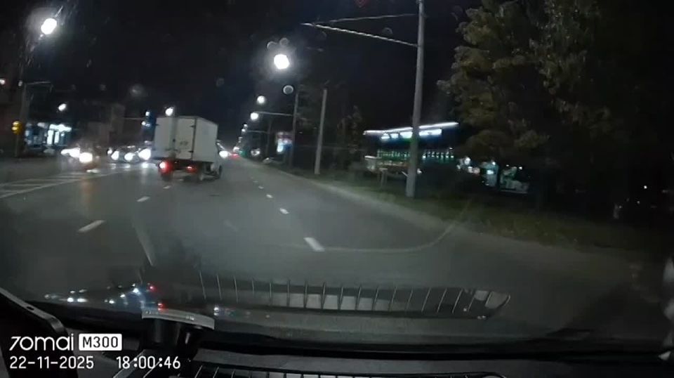 Мотоцикл полетел под машины: в Краснодаре случилось ДТП на Мачуги