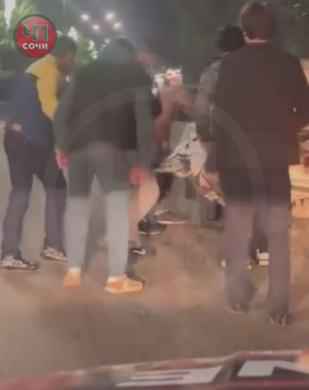 В Сочи толпа разгоряченных парней раздолбала шедевр отечественного автопрома