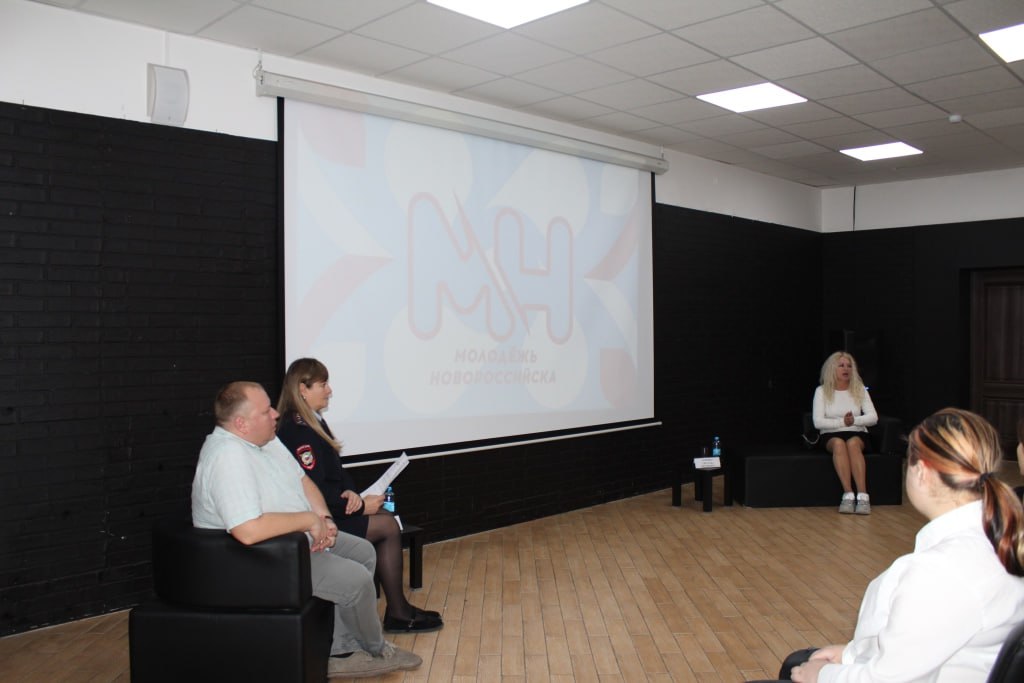 Новороссийские полицейские и общественники провели профилактическую встречу со студентами города по вопросам незаконного оборота наркотиков Новороссийские полицейские и общественники провели профилактическую встречу со студентами города по вопросам незаконного оборота наркотиков