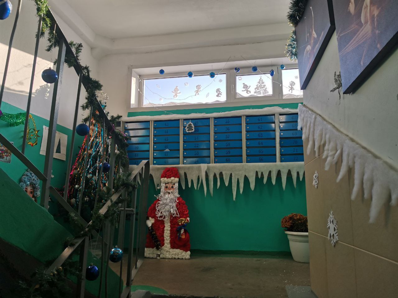 Юристы напоминают: за украшение подъезда к Новому Году можно получить штраф