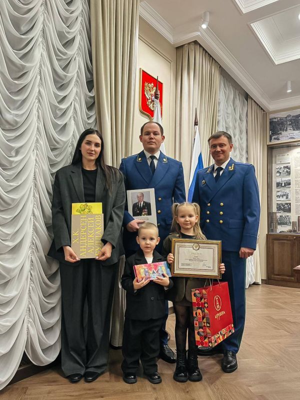 В прокуратуре г. Сочи состоялось награждение юной участницы творческого конкурса «Прокуроры на страже детства»