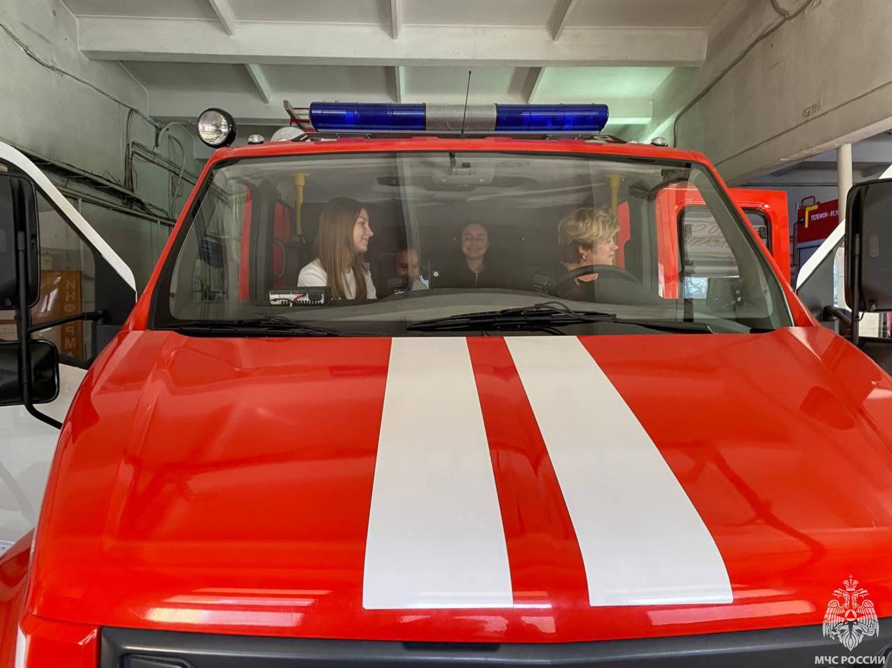 Экскурсия школьников в пожарноспасательный отряд Экскурсия школьников в пожарноспасательный отряд