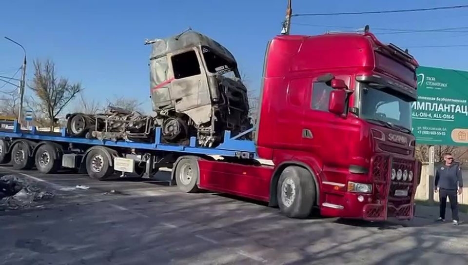 Кадры эвакуации грузовика, пострадавшего из-за падения обломков БПЛА в Новороссийске