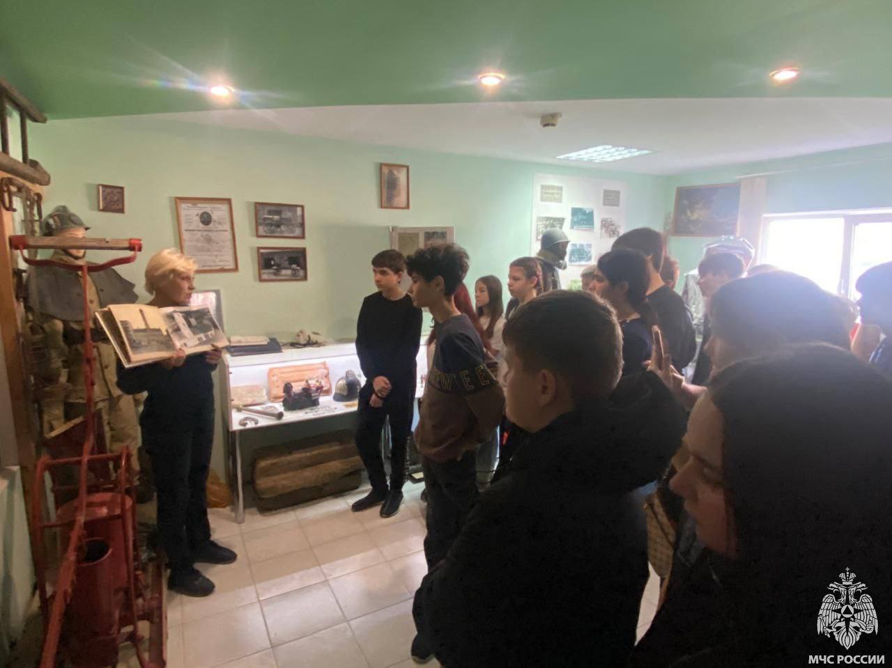 Экскурсия школьников в пожарноспасательный отряд Экскурсия школьников в пожарноспасательный отряд