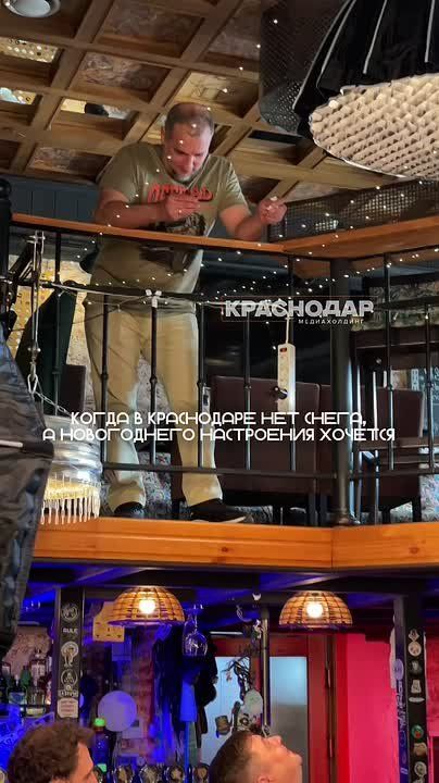 Арарат Кещян в «Пабе для пап» показал что делать, если из-за отсутствия снега у вас нет новогоднего настроения