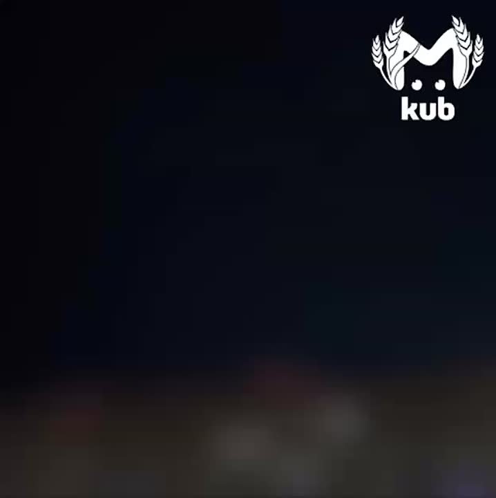 Момент падения фрагментов дрона на ещё один многоквартирный дом в Новороссийске