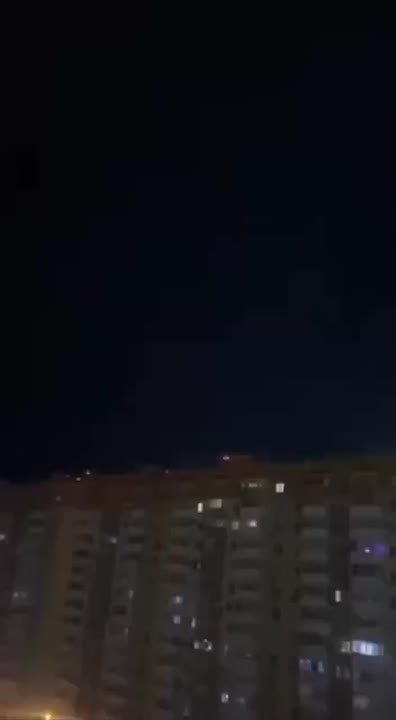 На Новороссийск обрушилась массированная атака беспилотников: Враг бьет по мирным объектам — СМИ