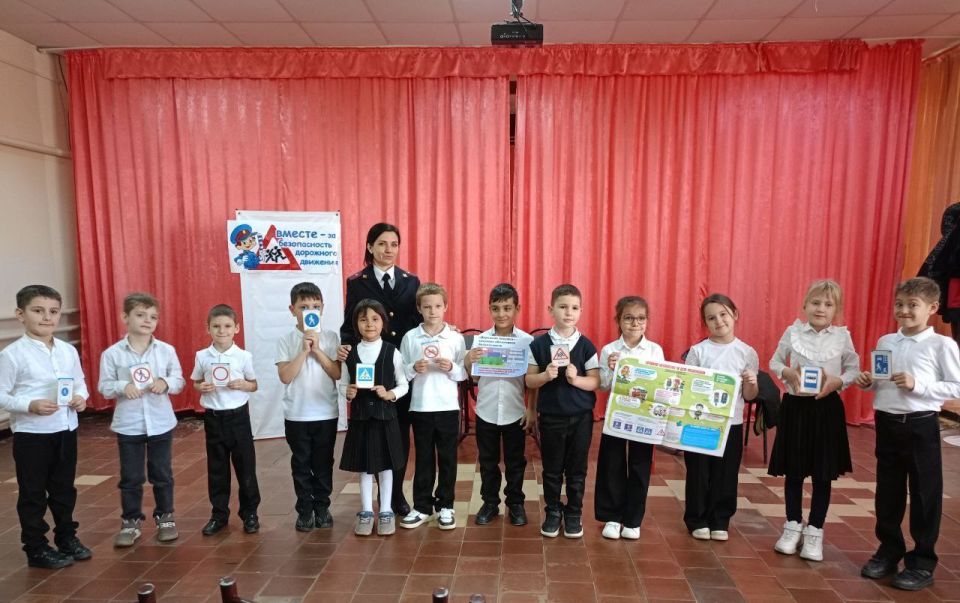 Сотрудники Госавтоинспекции Апшеронского района совместно с представителями МЧС России проводят игровые занятия по безопасности для первоклассников из отдаленных населенных пунктов