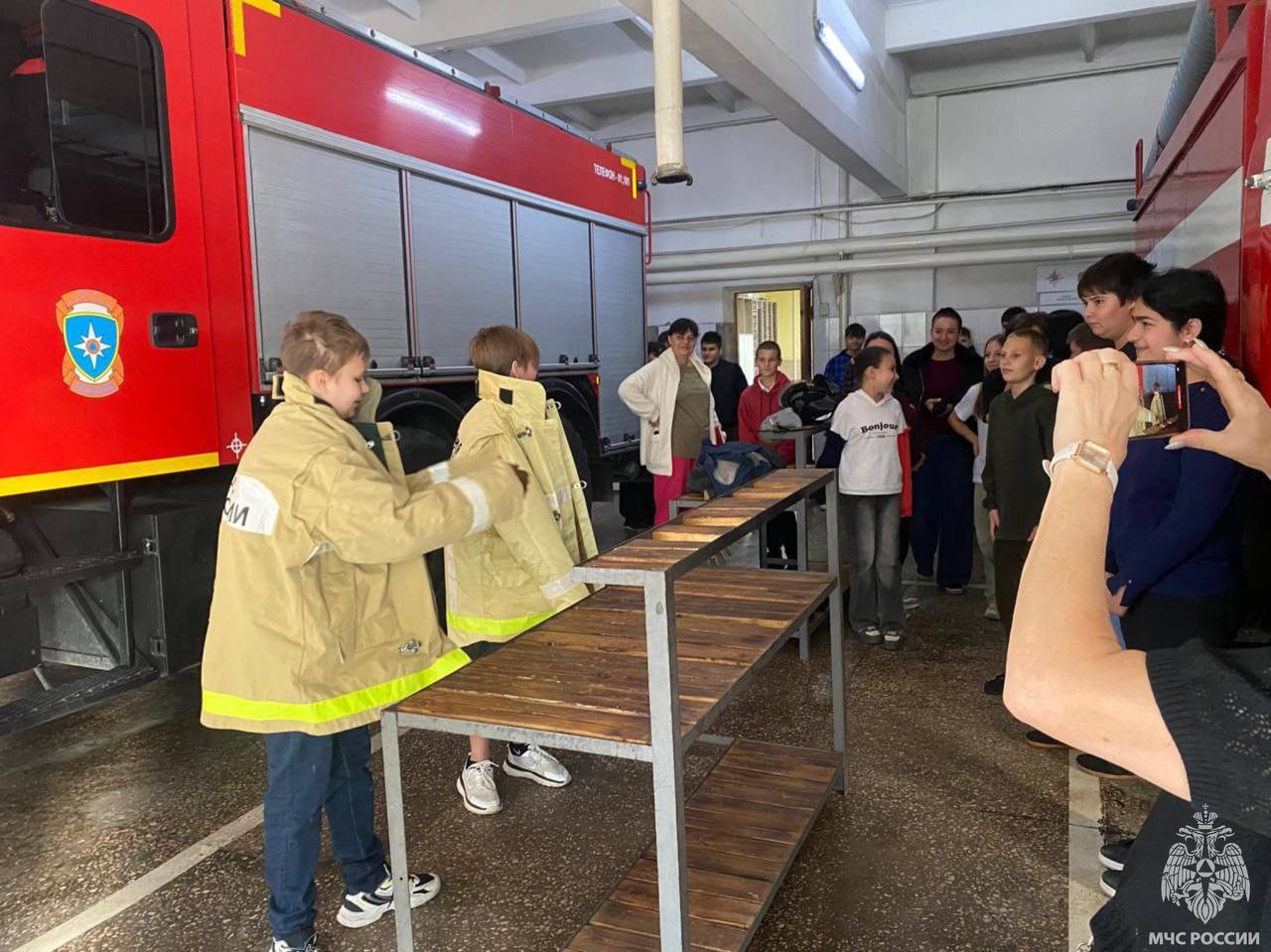 Экскурсия школьников в пожарноспасательный отряд Экскурсия школьников в пожарноспасательный отряд