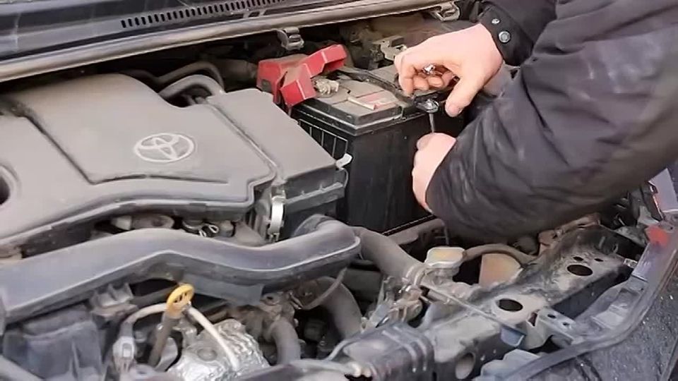 Женщина с грудным ребенком просидела 6 часов в машине, чтобы не отдавать ее судебным приставам