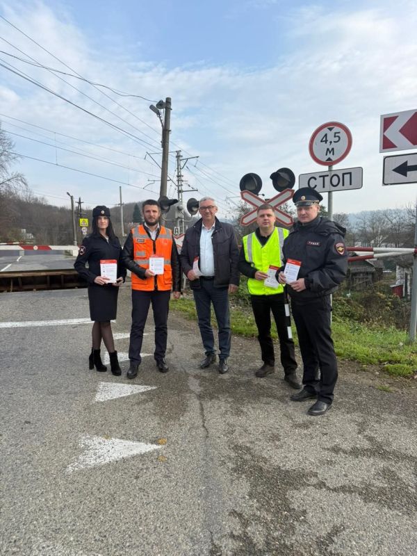 Сотрудники Госавтоинспекции Апшеронского района, работники ОАО «РЖД» и представители администрации Апшеронского района провели профилактическую акцию «Внимание! Железнодорожный переезд!»