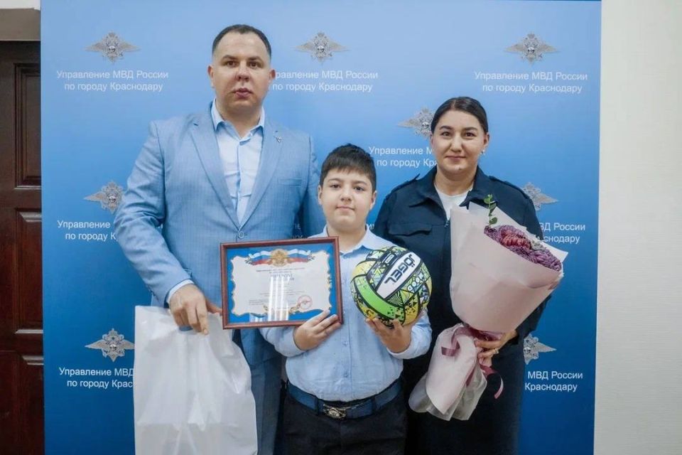 В Краснодаре председатель Общественного совета при городском МВД Евгений Лобачев наградил победителей городского этапа Всероссийского конкурса детского рисунка «Мои родители работают в полиции»