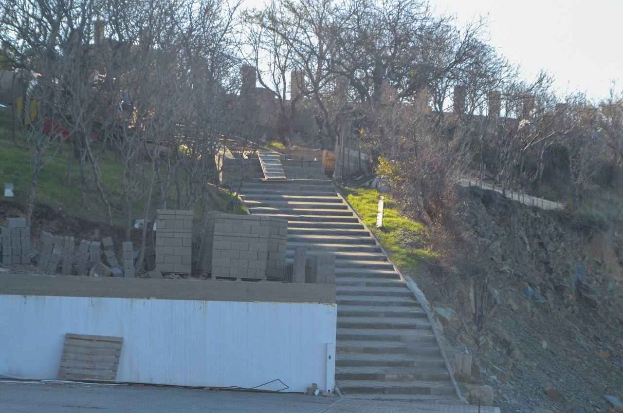 В районе центрального пляжа поселка Большой Утриш реконструируют спуск к морю В районе центрального пляжа поселка Большой Утриш реконструируют спуск к морю