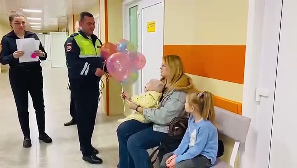 В поликлинике ГБУЗ «ЦРБ Новопокровская» МЗ КК в женской консультации сотрудники Госавтоинспекции во взаимодействии с юрисконсультом ПН Отдела МВД Новопокровского района поздравили будущих мам с наступающим «Днём матери»