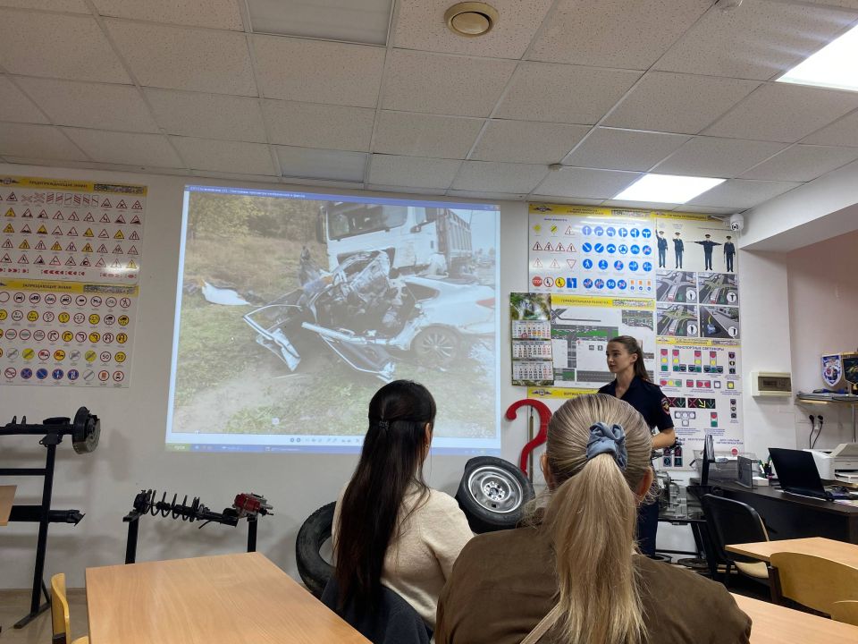 Рубрика: «По факту ДТП» . В автошколе г. Анапы состоялось мероприятие «Цена неопытности: урок безопасности от Госавтоинспекции»!» Напомним, 13 октября в городе Анапе произошло ДТП в котором погибли 18-летний водитель и 2...