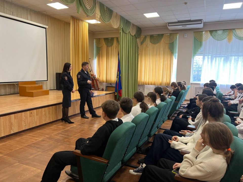 Сотрудники Госавтоинспекции провели занятие в МАОУ «СОШ №73» для учащихся 7х классов