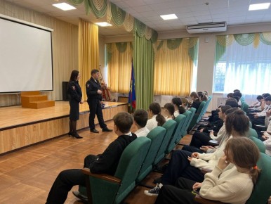 Сотрудники Госавтоинспекции провели занятие в МАОУ «СОШ №73» для учащихся 7х классов