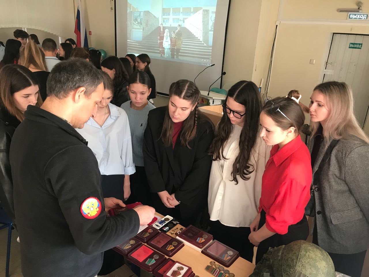 Военные подвиги разных эпох: новороссийские школьники и студенты встретились с волонтёрами СВО и вспомнили героев Великой Отечественной войны 1941-1945 годов