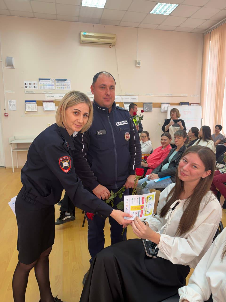 Сотрудники Госавтоинспекции Мостовского района в преддверии Дня матери посетили женскую консультацию Сотрудники Госавтоинспекции Мостовского района в преддверии Дня матери посетили женскую консультацию