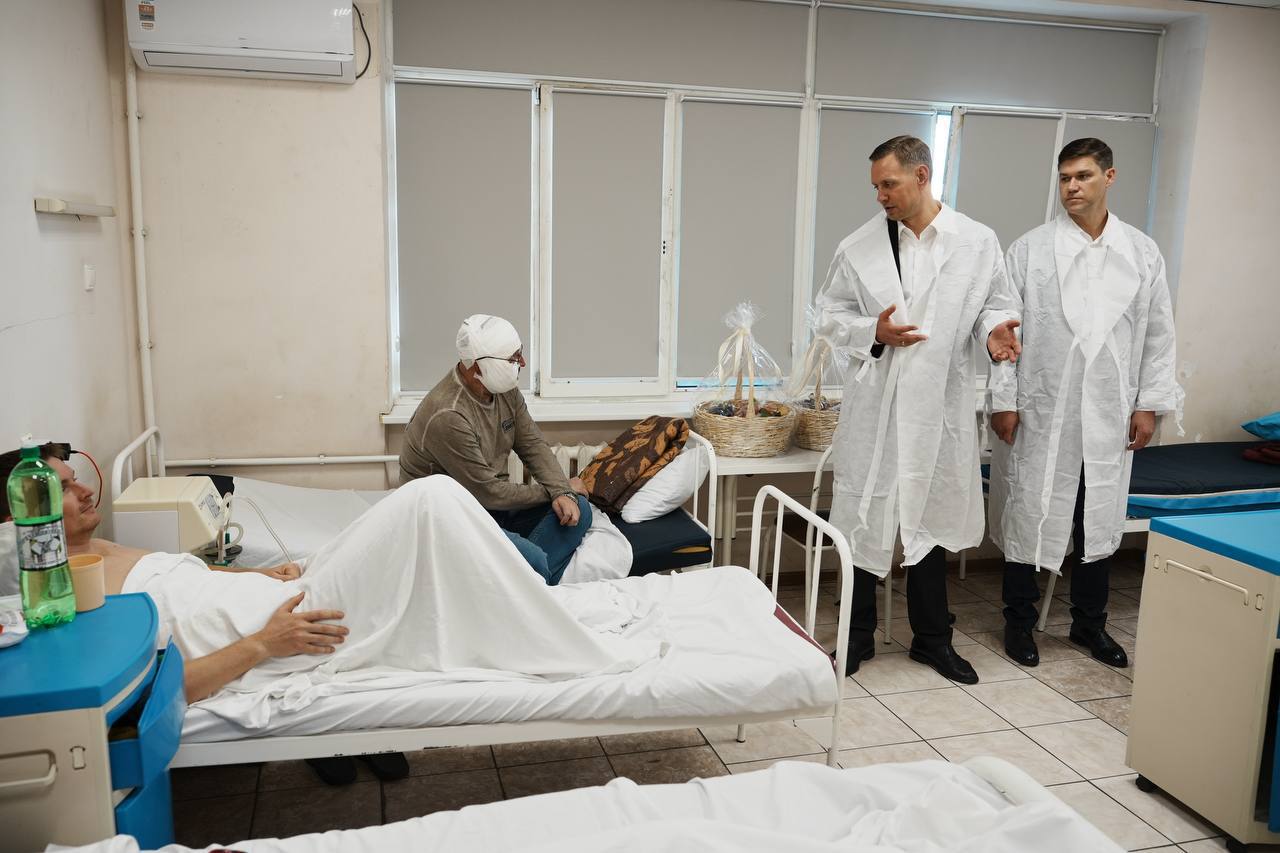 Андрей Кравченко: Навестил наших жителей в Городской больнице №1. Здесь сейчас проходят лечение трое новороссийцев, получивших ранения во время атаки БПЛА 25 ноября Андрей Кравченко: Навестил наших жителей в Городской больнице №1. Здесь сейчас проходят лечение трое новороссийцев, получивших ранения во время атаки БПЛА 25 ноября