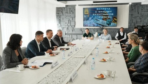 «Маме защитника Отечества»: в администрации Новороссийска накануне Дня матери вручили памятные медали